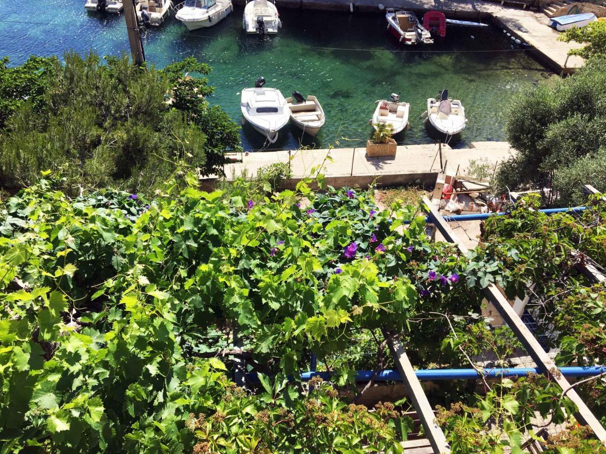 Cabanon Sur L Eau * Ensues-la-Redonne