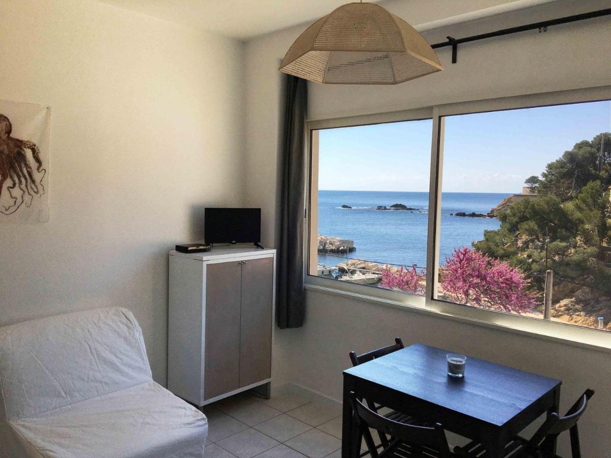 Cabanon Sur L Eau Holiday home